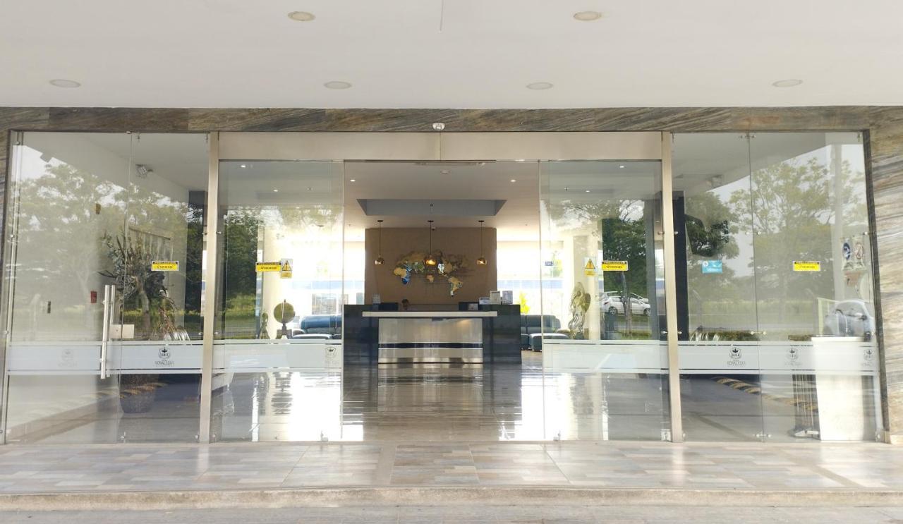 Hotel Royal Elim International San Antonio  Exterior photo Entrance to the museum